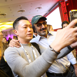 Chobani founder Hamdi Ulukaya takes a selfie with audience at NRF 2018