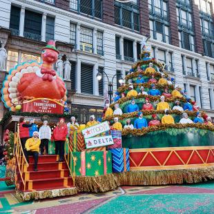 Macy's Thanksgiving Day Parade Singing Christmas Tree float